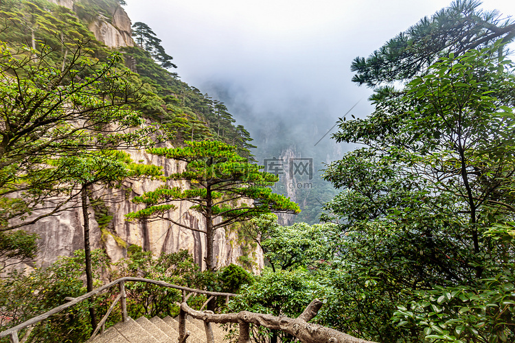 冬季旅行白昼栈道山区摇动摄影图