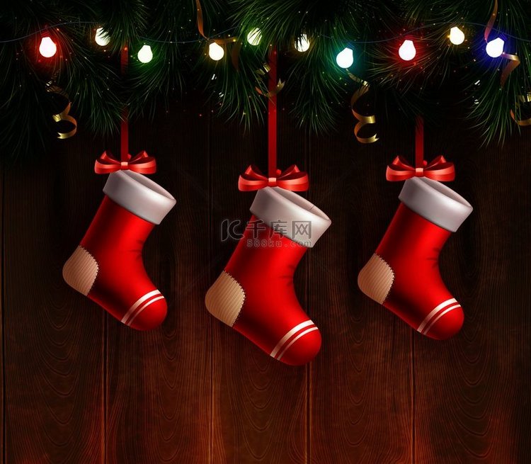 三只红色圣诞袜挂在木墙上的杉木