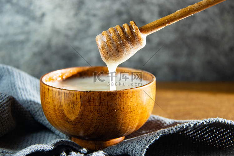 蜂蜜白天一碗蜂蜜室内木锤摄影图