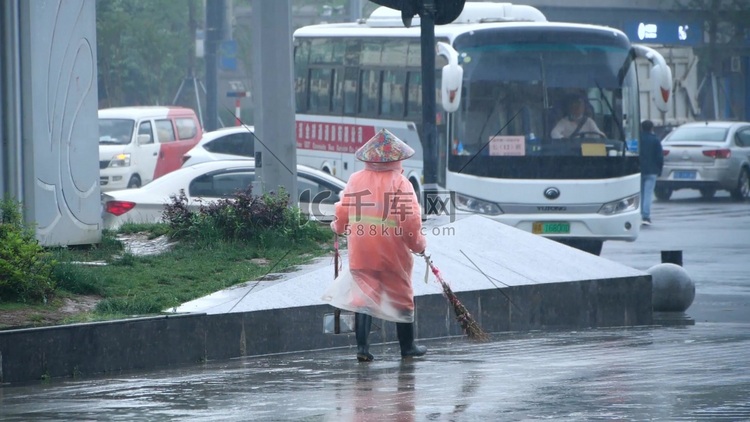 环卫工雨中劳作辛勤的环卫工人梅