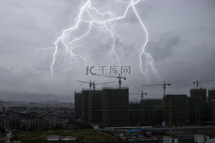 工地打雷风景白天雷雨天气室外风