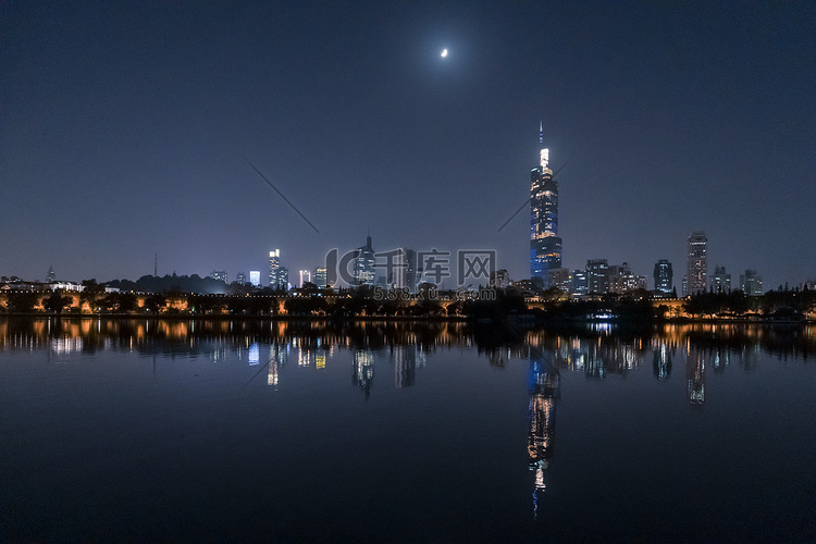 夜晚的南京玄武湖风光摄影图