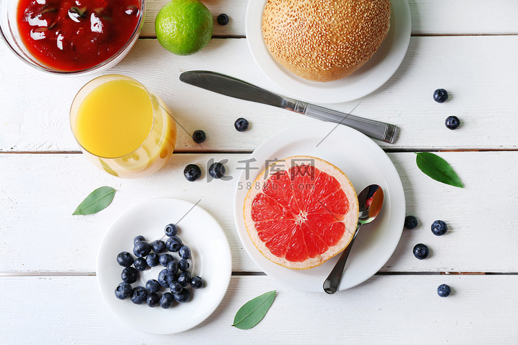 水果和浆果在桌子上