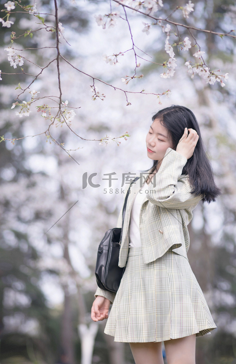 樱花美女写真制服上学学生摄影图