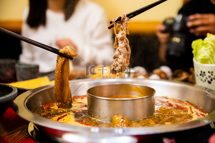 吃火锅夜晚聚餐的人涮羊肉室内涮