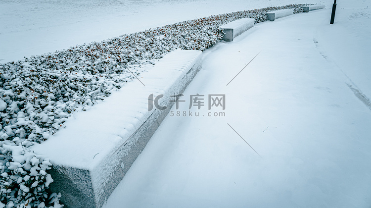 大雪过后雪景中道路和石座风光