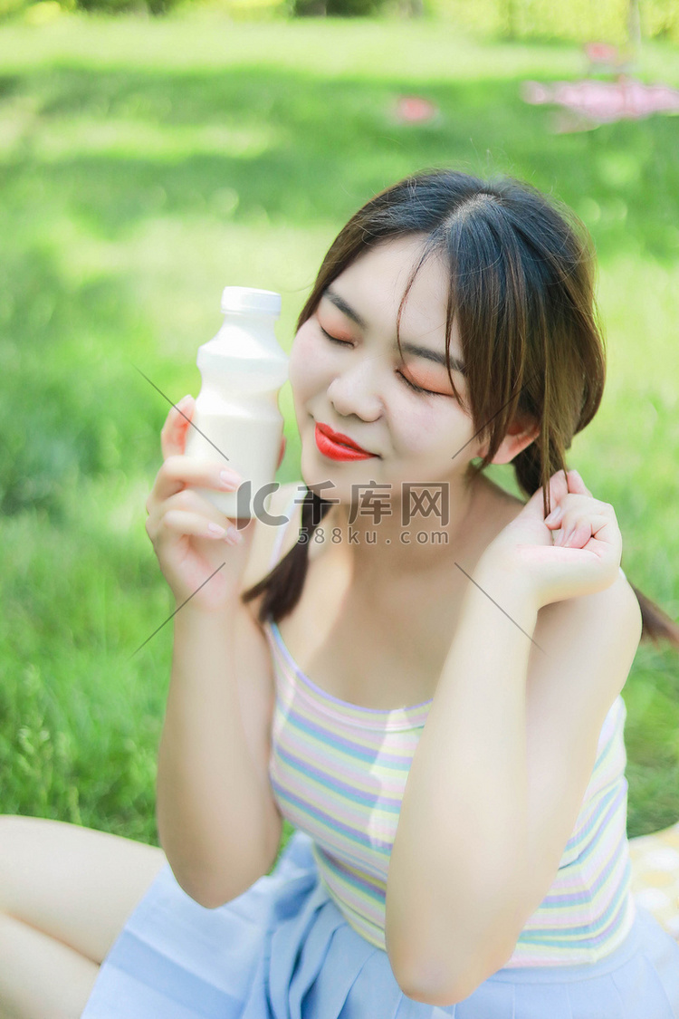 大暑小暑白天女孩公园喝酸奶摄影