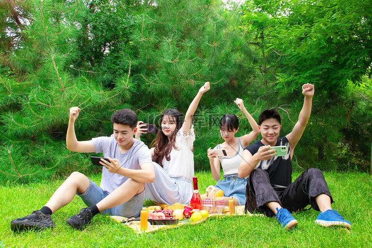 野餐聚会白天青年公园加油摄影图