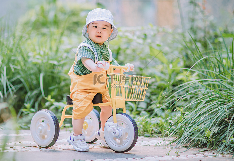 儿童白天骑小车的小男孩室外骑车
