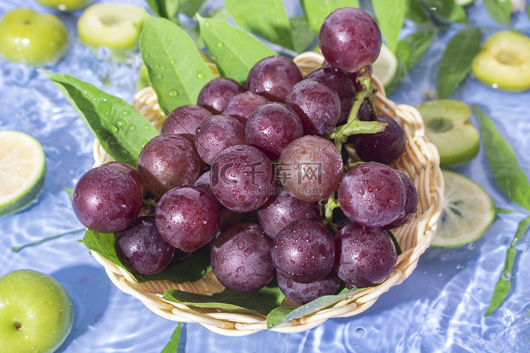 夏季水果白天篮子里的葡萄室内果