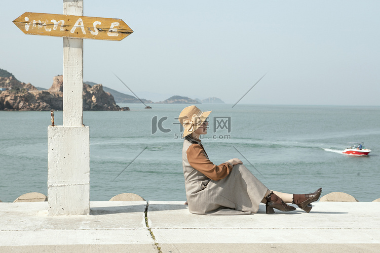 海边坐着的女人下午女子海边海岛