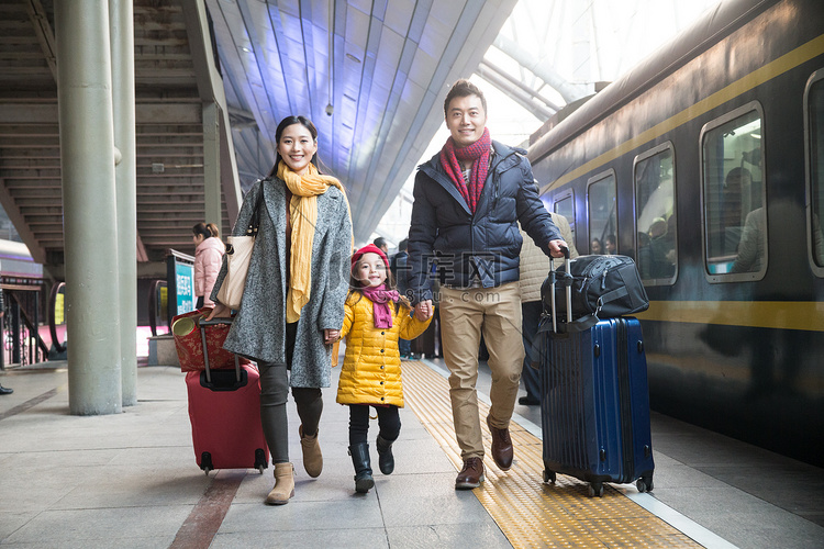 幸福家庭在车站月台