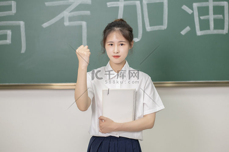 高考下午一个女学生在教室为高考