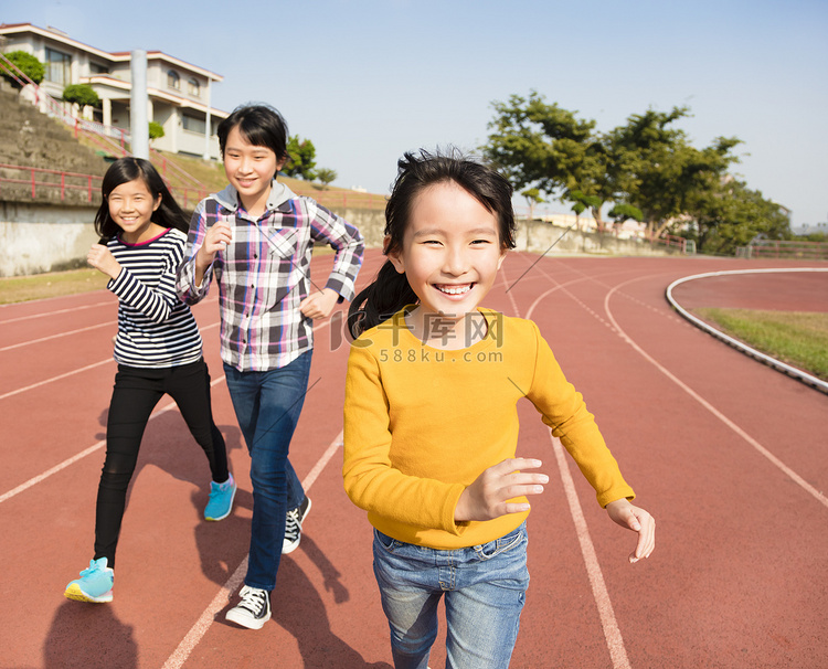 快乐的小女孩，在轨道上运行