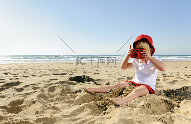 在海滩上小小摄影师