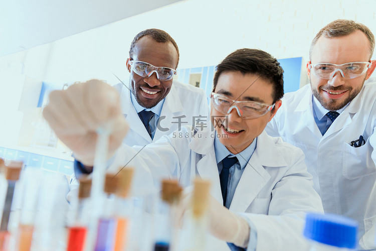 Scientists working in lab 