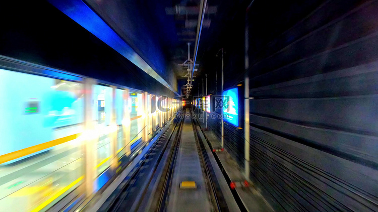 城市地铁行驶在隧道
