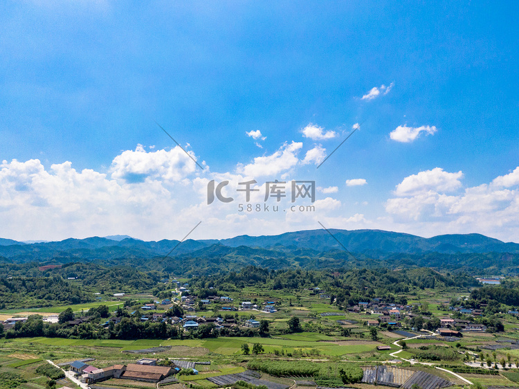 田野乡村蓝天白云自然风光摄影图