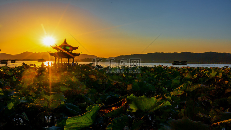 秋天旅游傍晚集贤亭景区内摇动摄