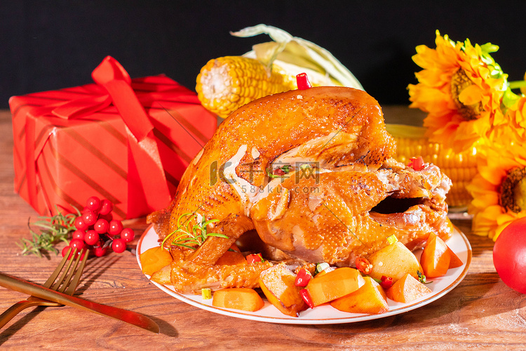 感恩节白天烤鸡和玉米室内礼物盒