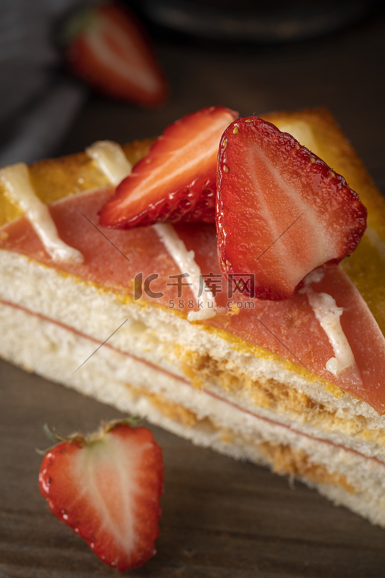 蛋糕糕点草莓三明治桌子特写摄影