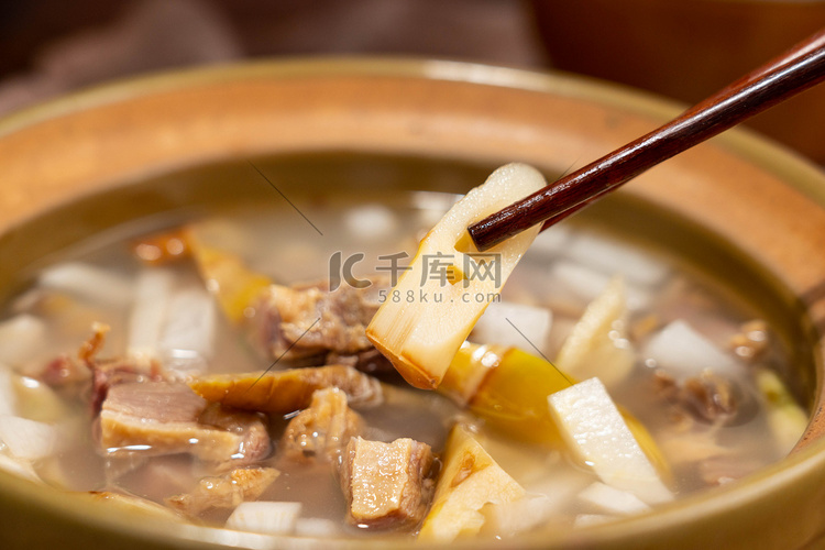 中餐腊肉竹笋汤室内美食摄影图配