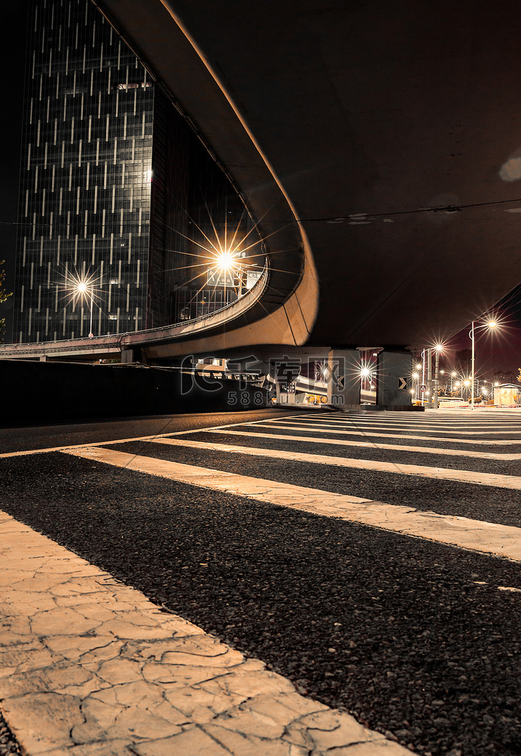 城市夜晚江畔路道路夜景摄影图配