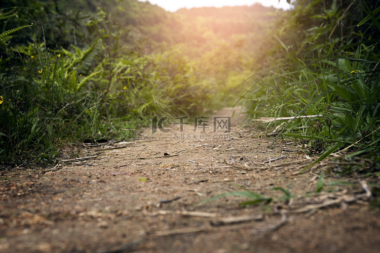 延伸的道路下午道路山里无摄影图