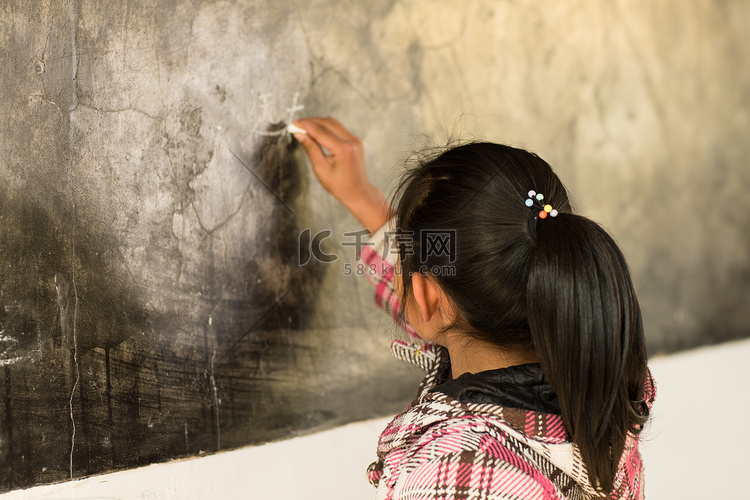 乡村小学里的小学女生