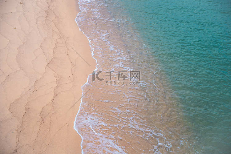 自然风景夏天海浪海边冲刷摄影图