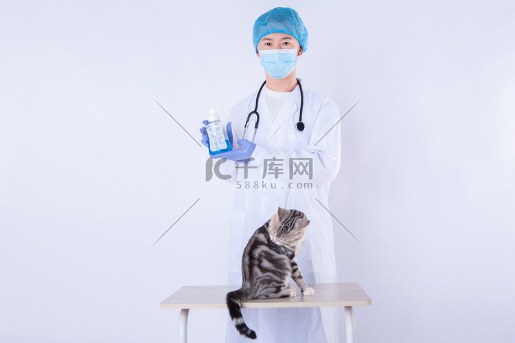 医生和猫白天男医生和猫室内手拿