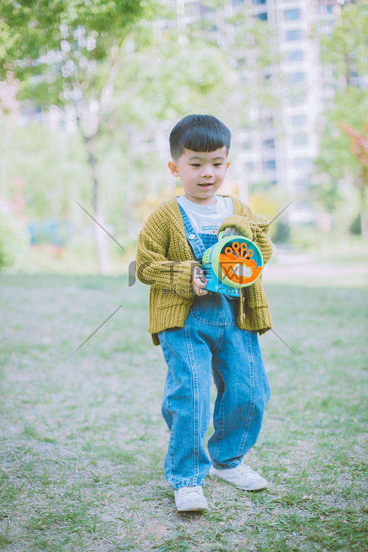 玩耍室外男孩子小区玩耍摄影图配