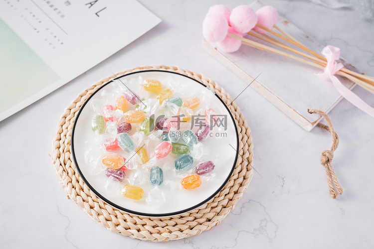 清新甜食零食彩色糖果食品摄影图