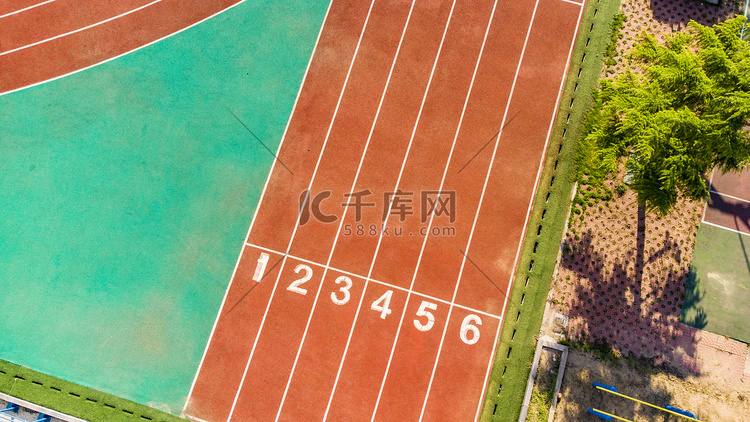 学校白天塑胶跑道学校上学摄影图