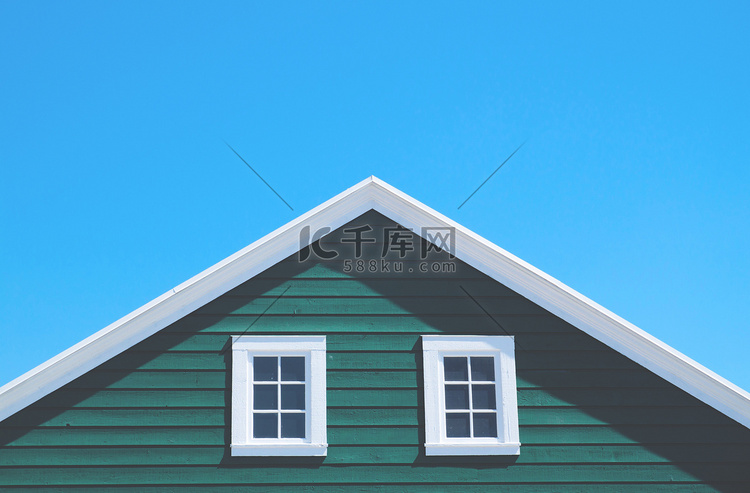 绿色的房子和白色的屋顶，与蔚蓝