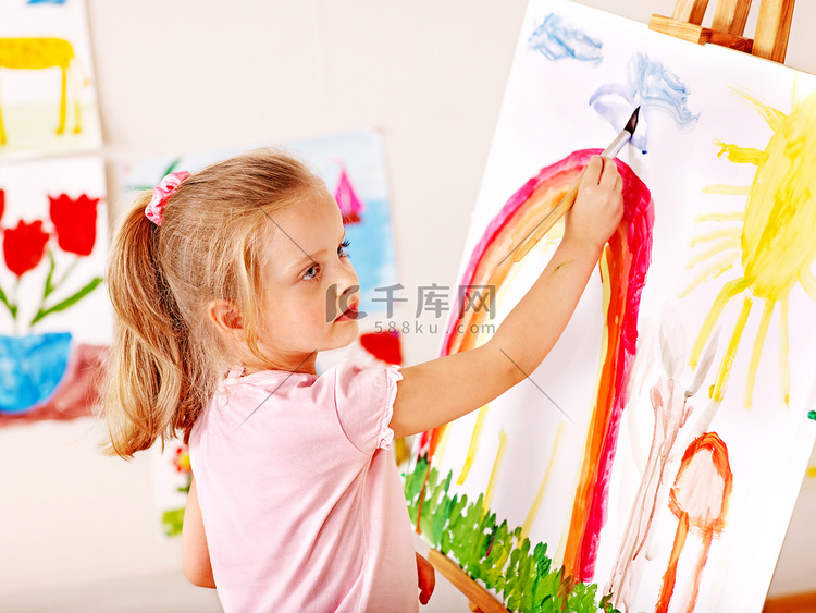 儿童绘画在画架.