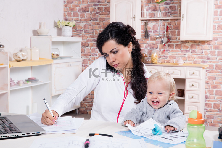 母亲和婴儿的家庭办公室