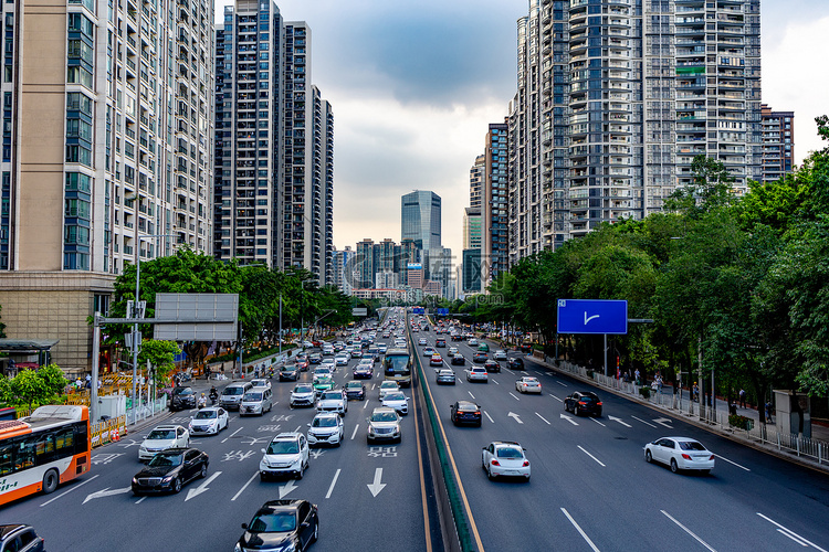 城市高楼道路公交公路出行摄影图