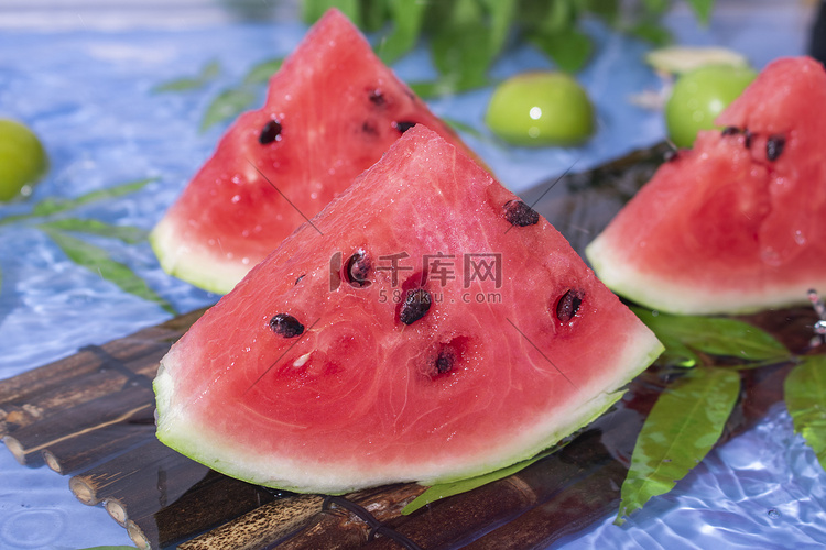 夏季解暑水果白天西瓜水池美食摆