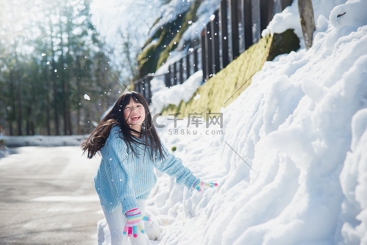 亚洲女孩在雪中户外微笑在寒冷的