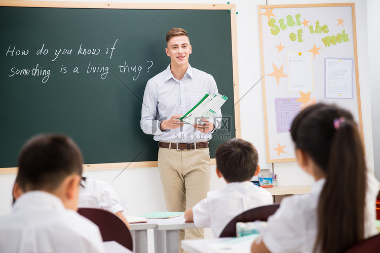 教师和小学生在教室里