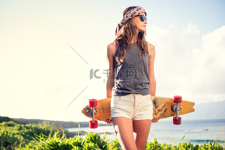 漂亮的年轻女子有滑板