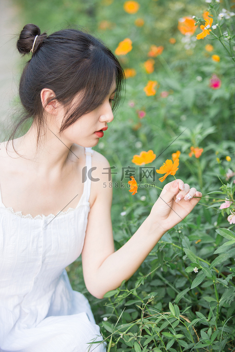 花草少女文艺清新可爱摄影图配图