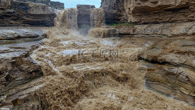 瀑布岩石上午河水夏季素材摄影图