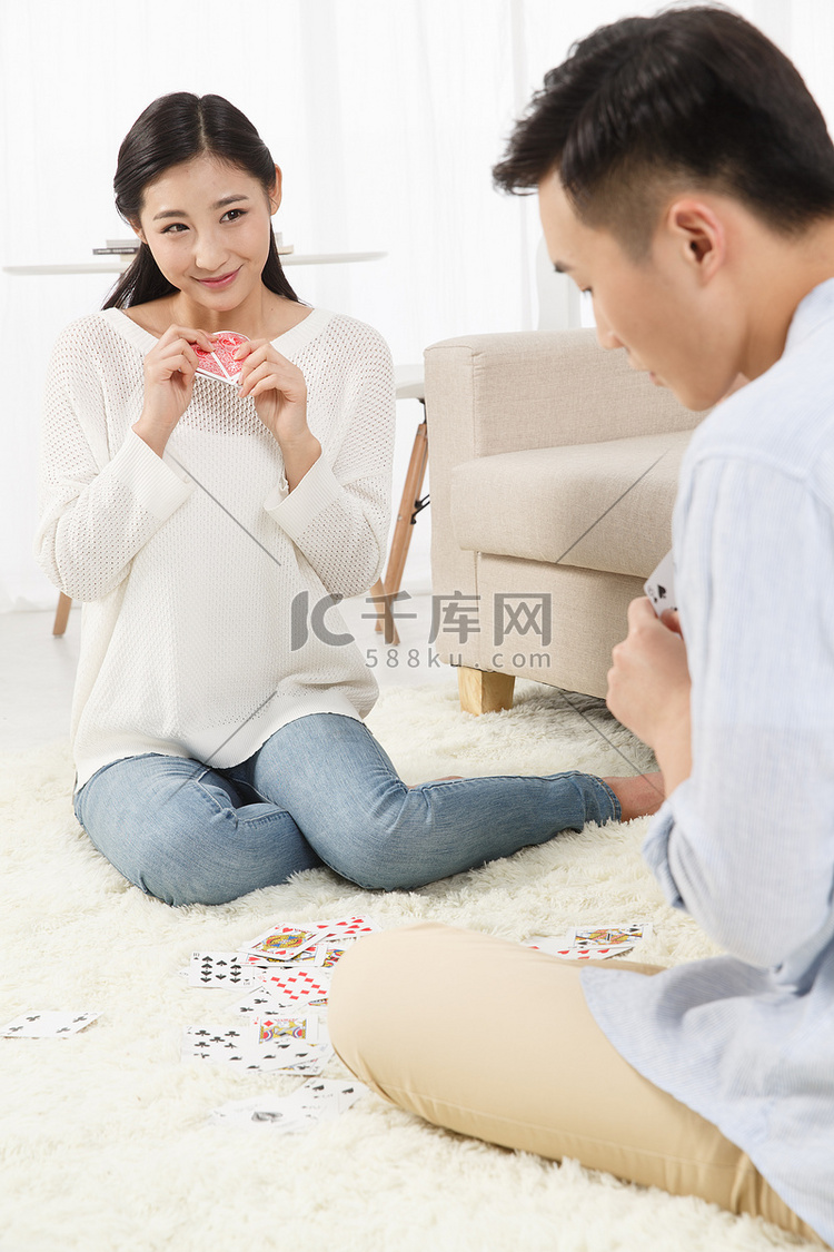 青年情侣玩扑克牌