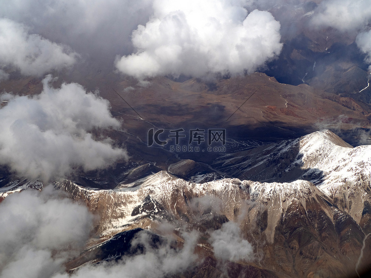 航拍山峰美景白天白云山峦飞机上