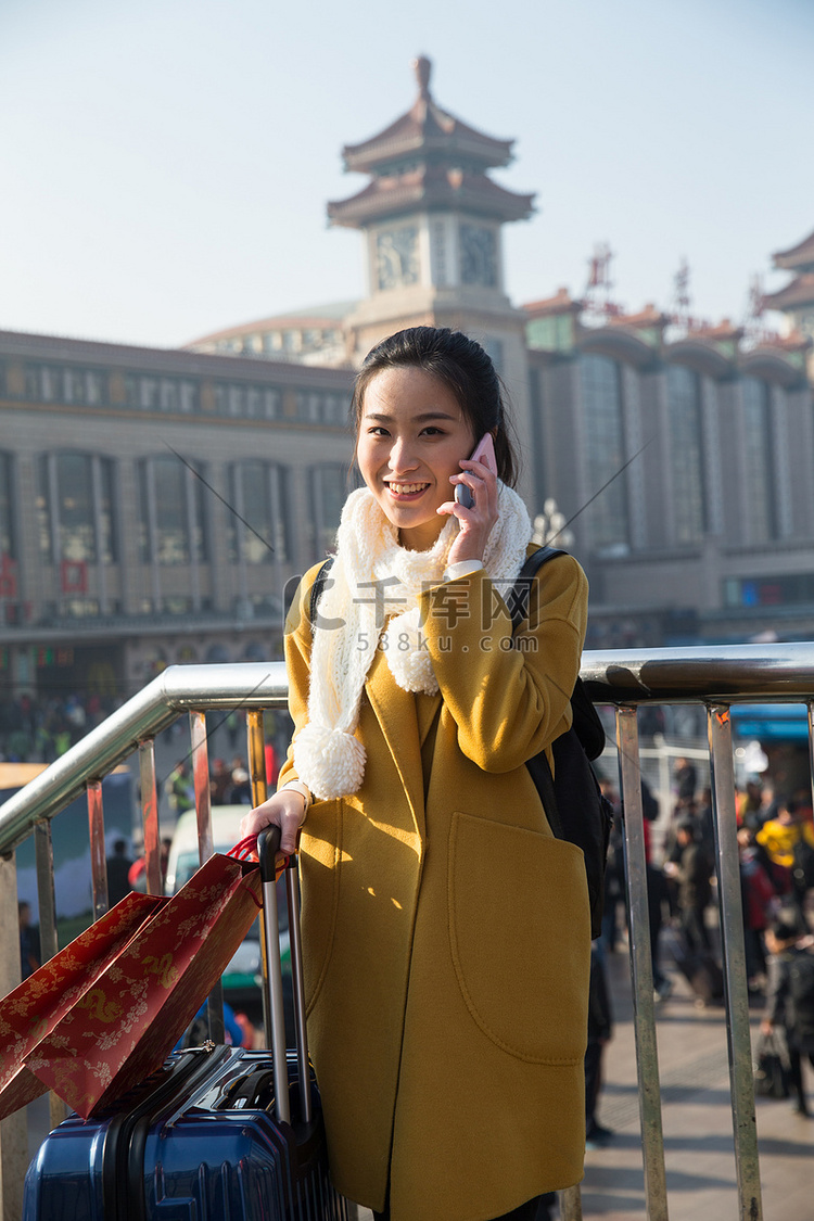 青年女人在站前广场