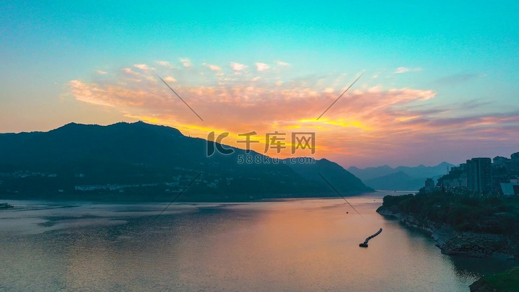 航拍长江河道夕阳彩霞天空云彩风