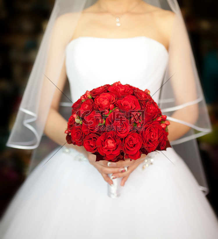 新娘花束与红玫瑰