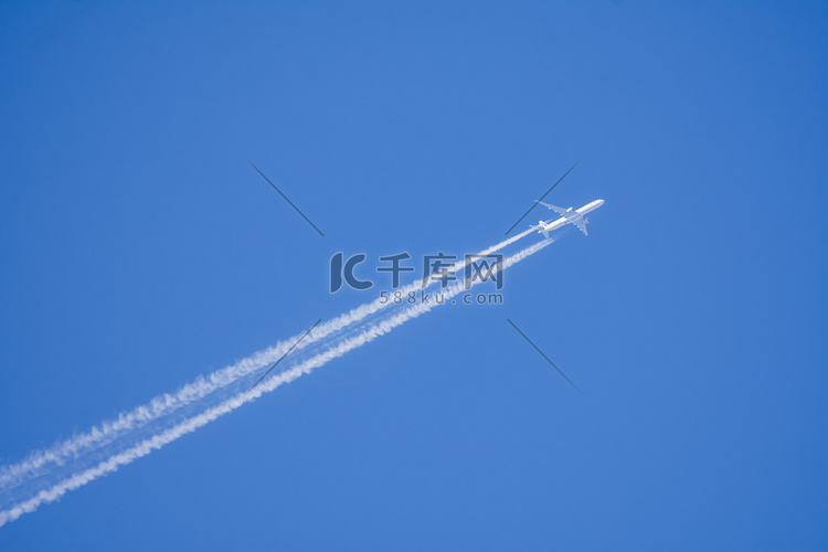 旅行中午飞机天空飞行摄影图配图